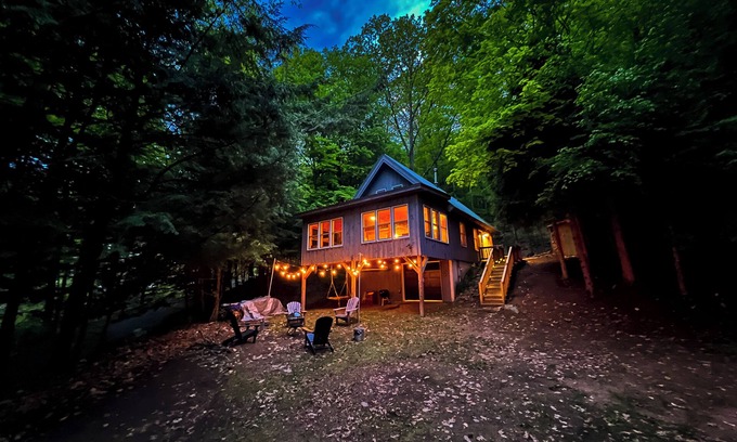 Day Cottage | Cozy Lake Home: Family-Friendly Retreat with Ocean Views
