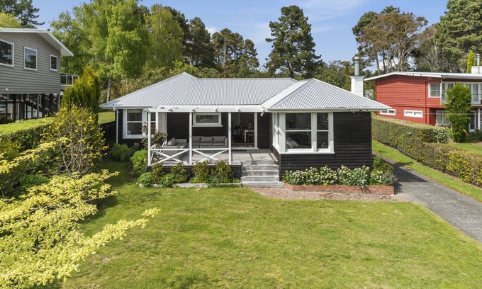 Waitetoko House | Explore The Lake House Garden: A Family-Friendly Retreat