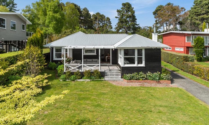 Waitetoko House | Discover The Lake House Garden - Family-Friendly Retreat