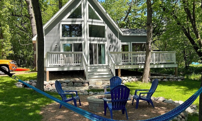 Como House | Relaxing Lake House Retreat Steps from the Water's Edge