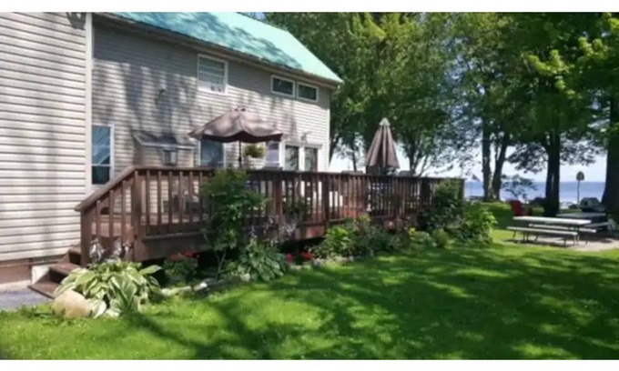 Bridgeport House | The Lake House: Ideal Year-Round Escape with Lake Views