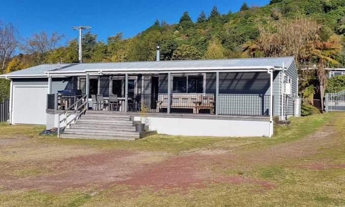 Motuoapa Cottage | Family-Friendly Lake House in Beautiful Taupo