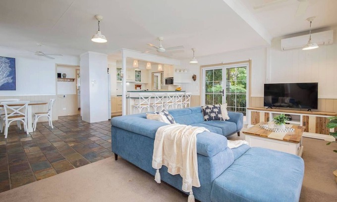 Tuggerawong House | The Lake House Waterfront Haven with Granny Flat