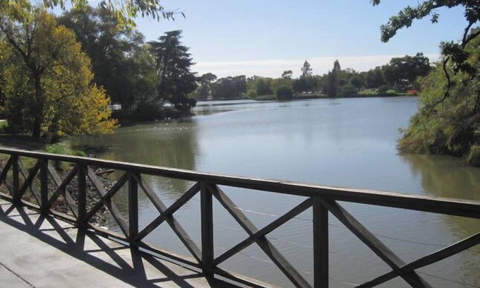 Bendigo House | Charming Lake House with Ocean View and Kitchen Amenities