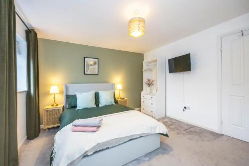 Becontree Apartment | Discover The Lake Hub: Family-Friendly Retreat with High Ratings