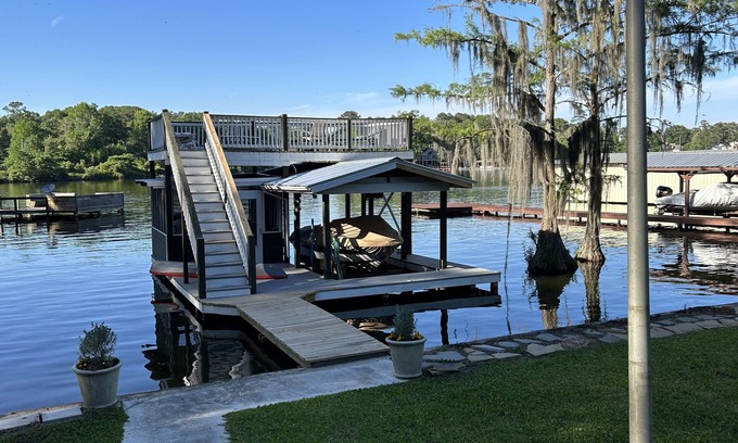 Warwick House | Unforgettable Retreat at Creek Cabin by the Lake