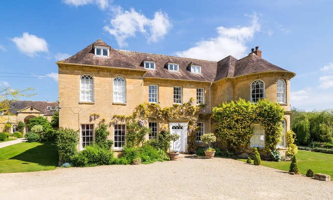 Kemerton Bed & Breakfast | Guest Rated 10/10: The Lake Room at Upper Court Manor