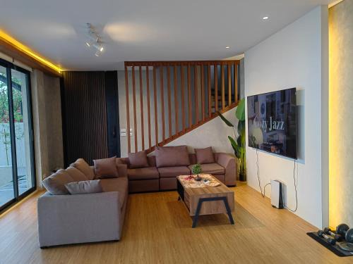Cardona Villa | The LakeFront Villa