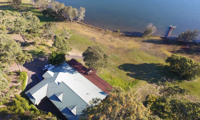 Coomba Park House | Lakehouse Retreat: Sleeps 12, Pet-Friendly & Scenic Views
