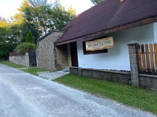 Taut House | Relax at The LakeHouse Tauț - Family & Pet Friendly Retreat