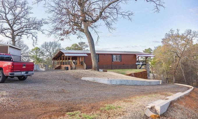 Bullard House | The Lakeside Lodge On 3 Acres - Sleeps 20 - 1 Minute Walk to Lake - Pet Friendly