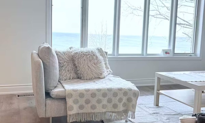 Lincoln House | The Lakeside Retreat on Lake Ontario, Wineries & best of Niagara experiences!