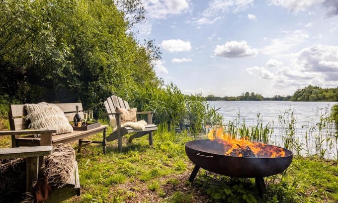 Playhatch House | Scenic Retreat at The Lakeside Viewing Gallery