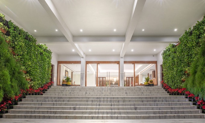 Mathura Hotel | Discover The Lalita Grand: Family-Friendly 4-Star Retreat