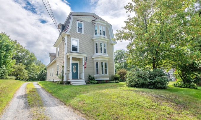 Littleton House | Discover The Lana - Pet-Friendly Retreat with BBQ & Wi-Fi