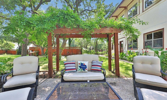 Gainesville Bed & Breakfast | Experience The Lancaster Manor B&B with Pool & Spa