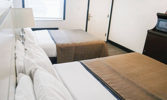 Ronks Hotel | Relax at The Lancaster Motel by OYO, Near Paradise