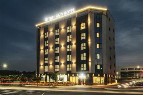 Gyeongsan Hotel | The Land Hotel