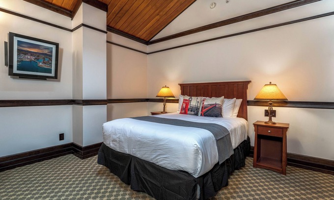 Chelan Condo | Cozy Landing 206 Queen Suite with Jetted Tub & Kitchen
