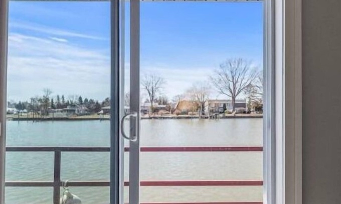 Harrison Boat Rental | Discover The Landing - Clinton River with Ocean View & Breakfast