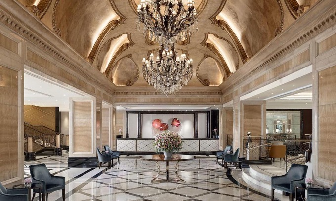 Tsim Sha Tsui Hotel | Elegant Retreat at The Langham Hong Kong: Pet Friendly & Pool