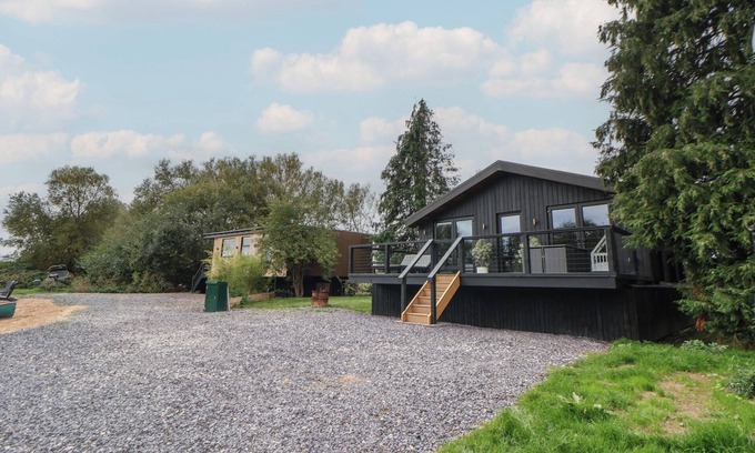 Farndon Cottage | THE LARCH HOUSE, pet friendly, luxury holiday cottage in Farndon