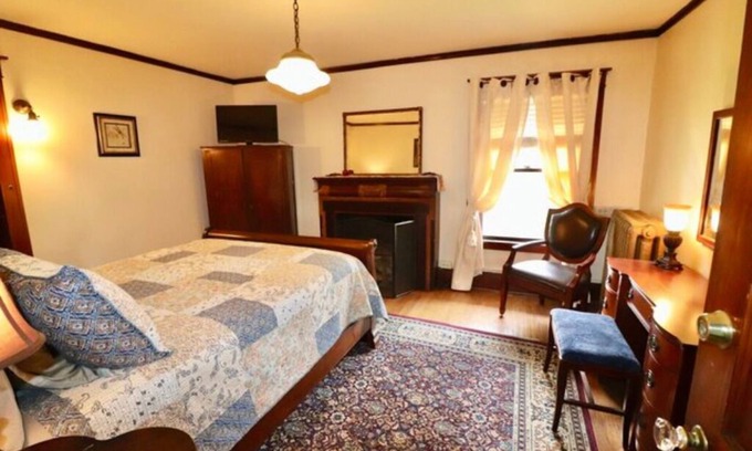 Downtown Niagara Falls Bed & Breakfast | Guest Rated: The Larke Room with Queen Bed Awaits You