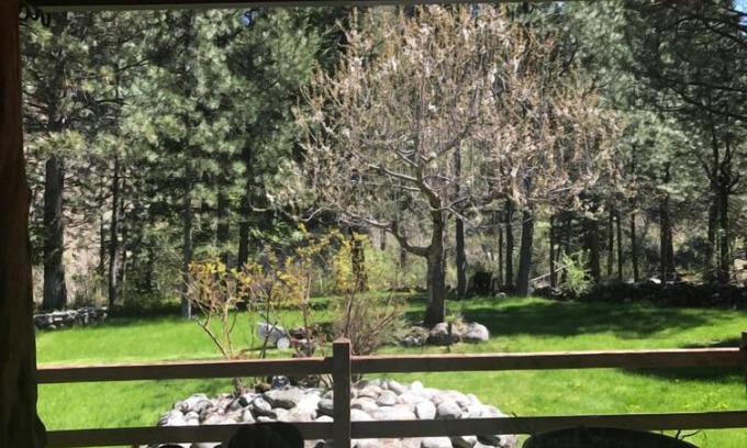 New Meadows Cabin | Experience Comfort at The Last Resort Lodge with Breakfast