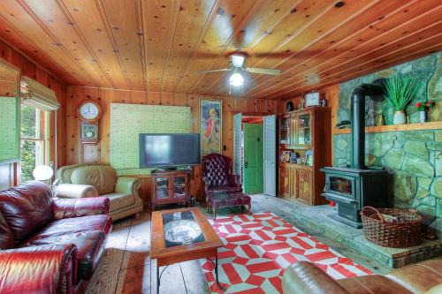 Guerneville House | Relax at The Last Resort: Pet-Friendly with Ocean Views