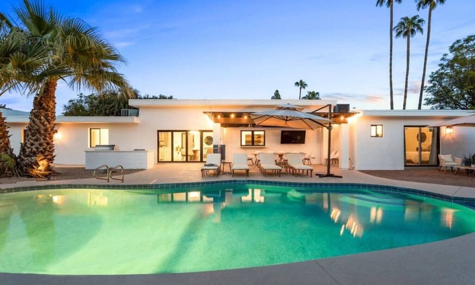 Alhambra House | Exquisite Getaway at The Laurel of Phoenix with Spa & Pool