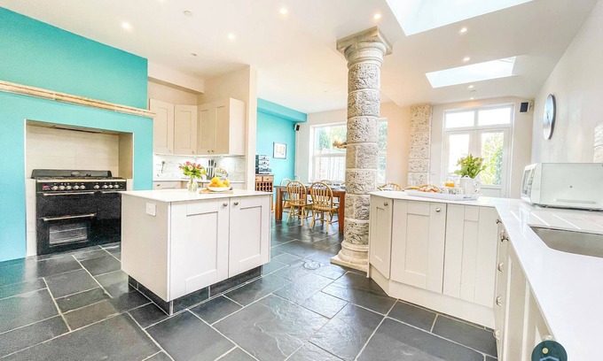 Radipole House | The Laurels - Stylish Home with Oceanfront Family Comfort