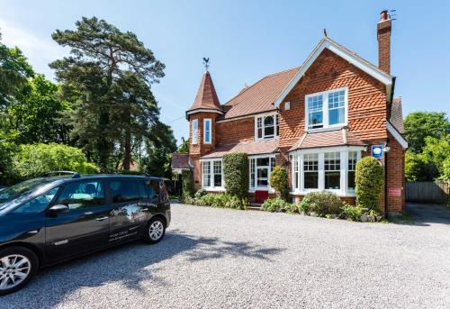 Horley House | Discover The Lawn Guest House Gatwick - Family-Friendly Stay