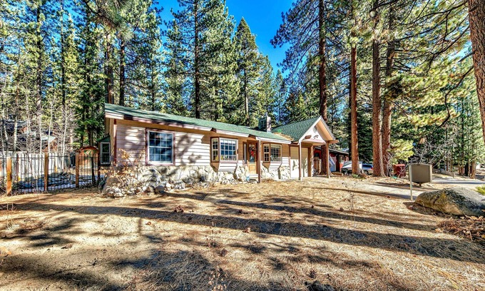 Montgomery Estates Cottage | Relax at The Lazy Bear's Den: 2 Bedroom Cabin Retreat