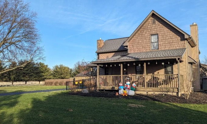 Lewis Center House | Unwind at The Lazy Cat Lodge with Hot Tub & Fire Pit