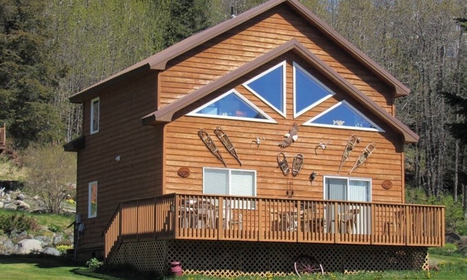 Homer Cabin | Experience The Lazy Moose at Hideaway Cabins - 9.8/10 Score