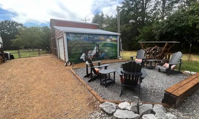 Honey Grove House | Relax at The Lazy Pony: Hot Tub & Scenic Hiking Trails