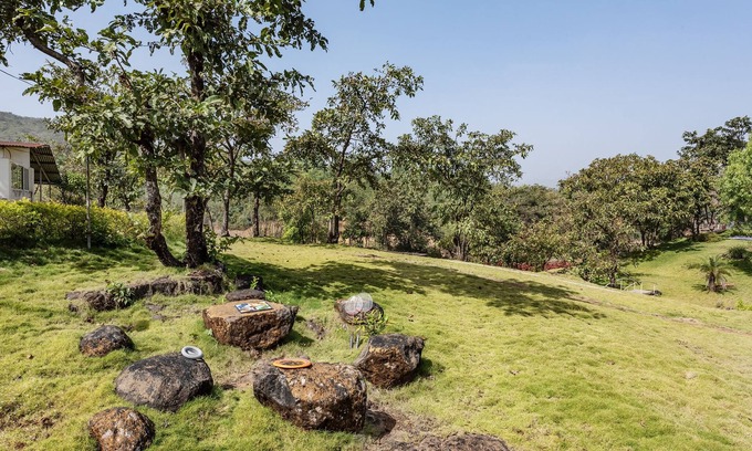 Ambavna Villa | Cozy Escape at The Lazy River Cottage - Pet Friendly Stay