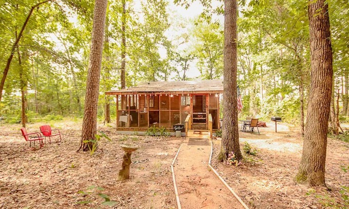 Tyler Cabin | Cozy Retreat at The Lazy Squirrel Cabin - Guest Rated 9.8