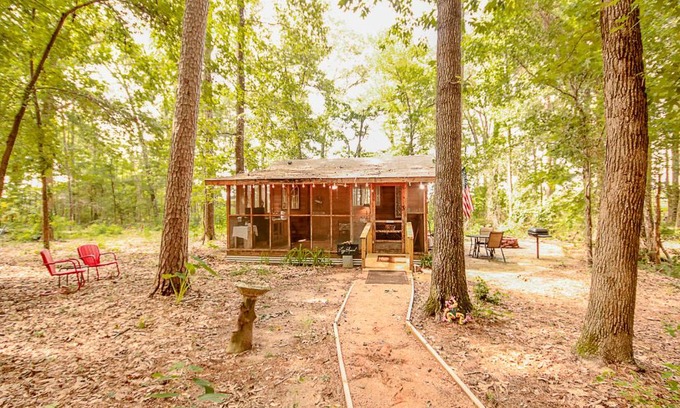 Tyler House | Top-Rated The Lazy Squirrel with Kitchen Amenities