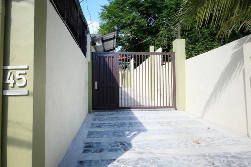 San Juan House | Budget-Friendly Stay at The Leaf House with Breakfast & Kitchen