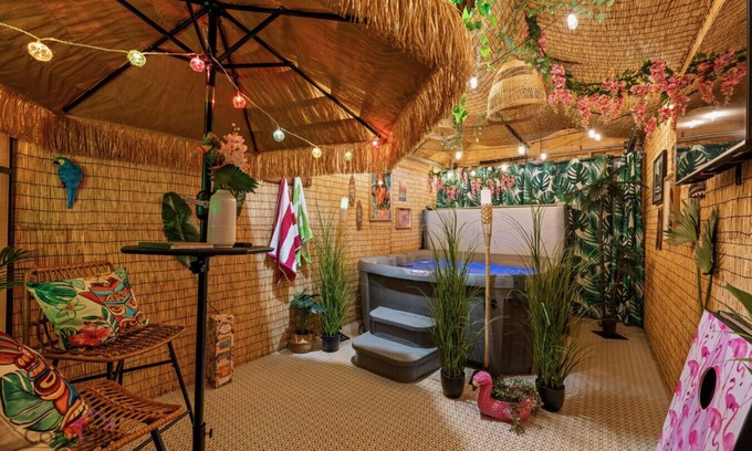 Jasper Place House | The Leaf & Lounge | Tiki HotTub | KingBed | Garage
