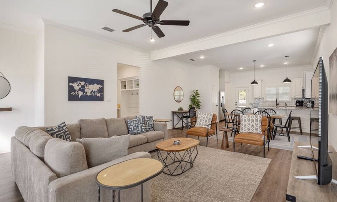 Tyler House | Discover The Legacy Home: King Bed & Blazing Fast Internet