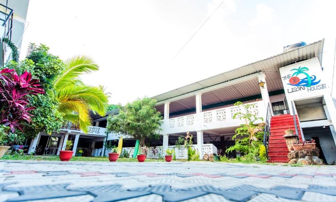 Matara Hotel | Cozy Comfort at The Leon House with Breakfast & Hot Tub