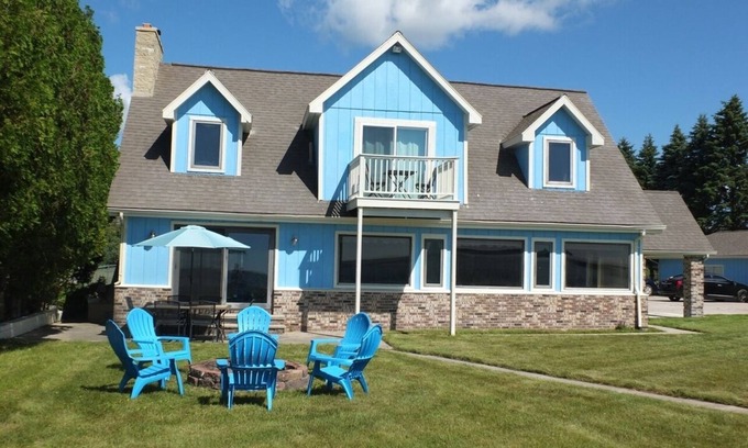 Alpena House | Lakefront Bliss: Kayaks, Spa & 9.6/10 Guest Rating!