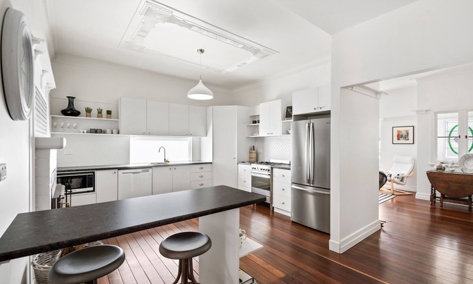 East Toowoomba House | Experience The Lighthouse: 4-Star Stay with Breakfast Included