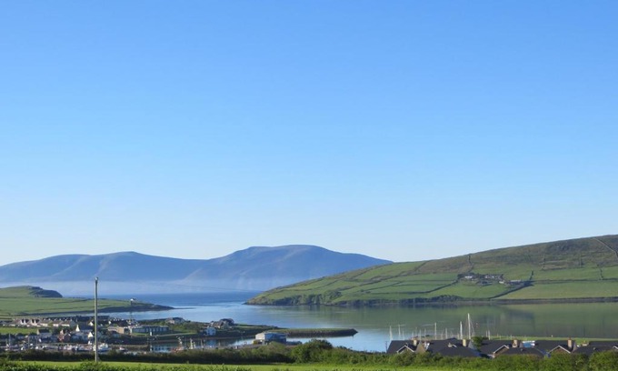 Dingle House | Oceanfront Escape at The Lighthouse - 4-Star Retreat