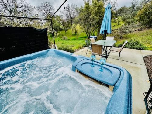 Yosemite Lakes House | Welcoming Lighthouse with Hot Tub, BBQ & Pet-Friendly Stay