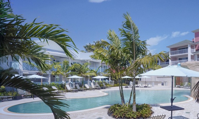 Fort Myers Beach Hotel | Cozy Lighthouse Resort Inn & Suites with Pool and Dining