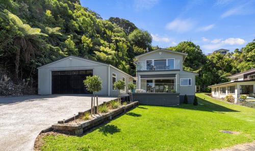 Te Mata House | The Lighthouse - Te Mata Holiday Home