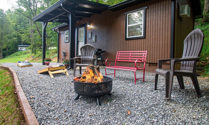 Robbinsville Cabin | Cozy Retreat at The Lil House: 9/10 Guest Rating